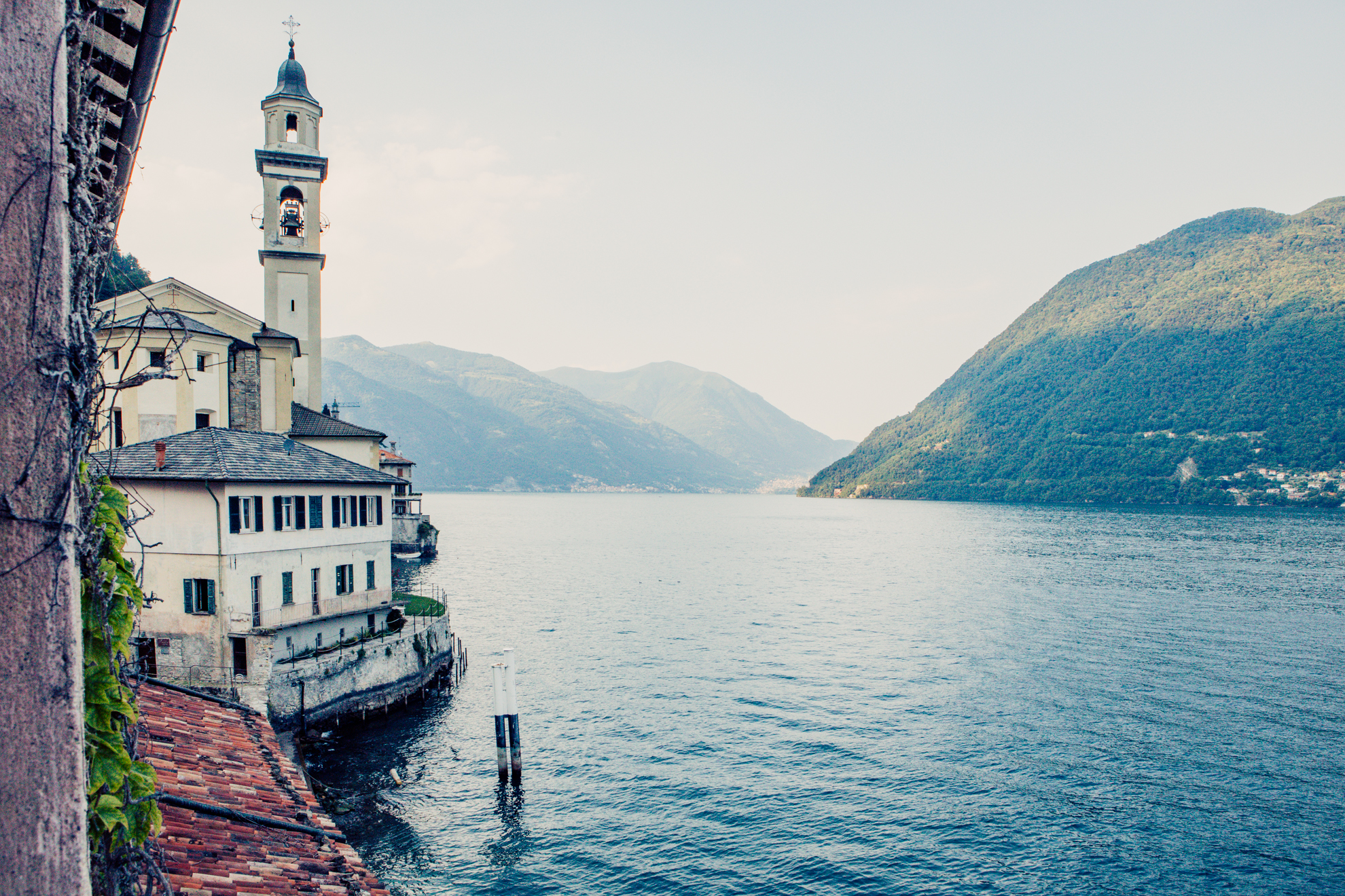 Lago con Chiesa e case sulla sinistra
