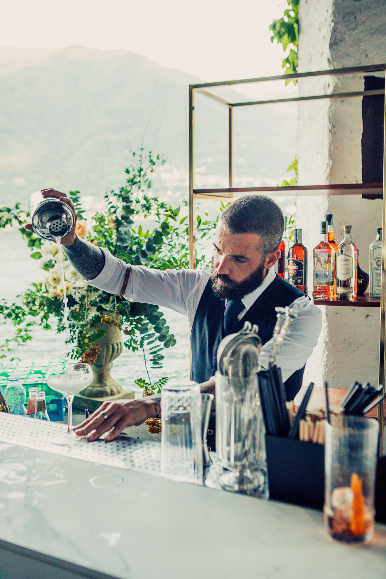 Barman che versa un cocktail