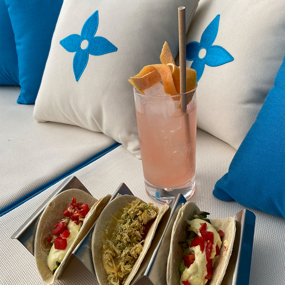 Vassoio di tacos con cocktail su cuscini personalizzati Louis Vuitton