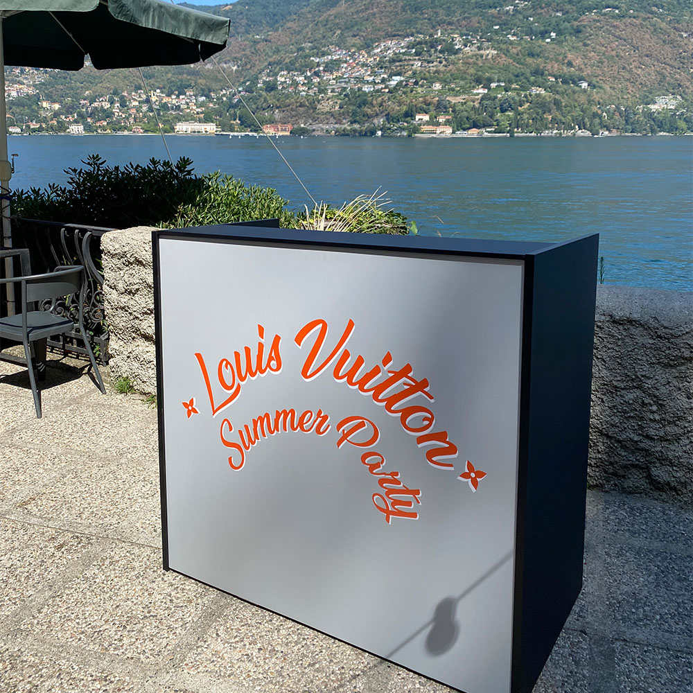Bancone vista lago personalizzato Louis Vuitton