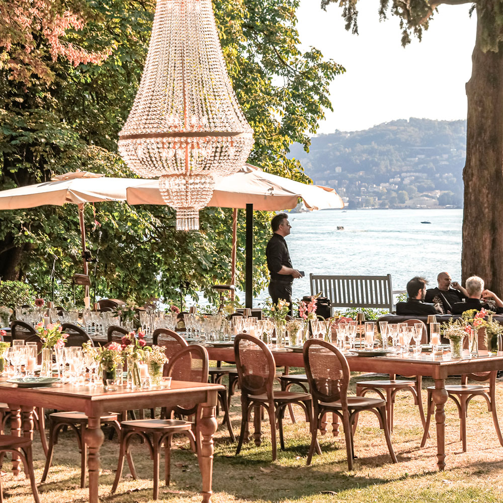 Tavoli e sedie con candelabri di cristallo