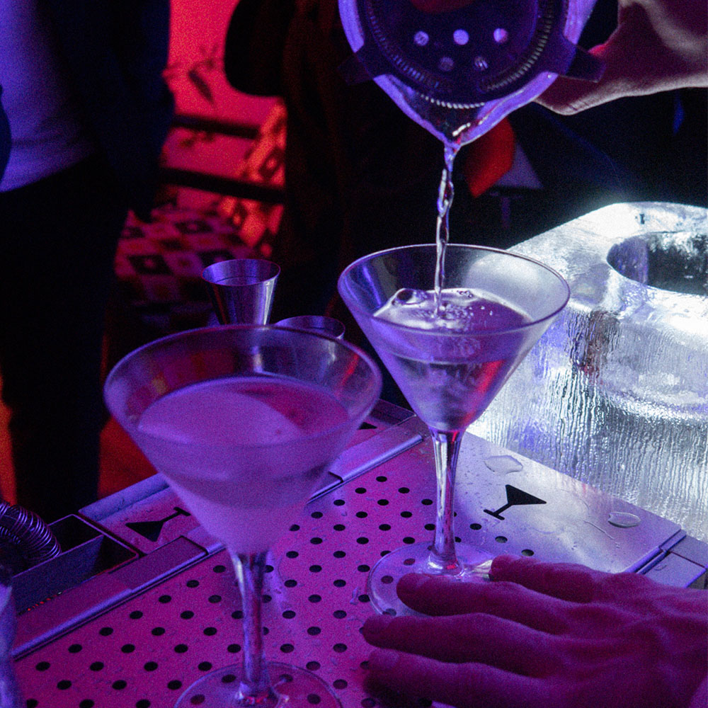 Drink in preparazione appoggiati sul bancone
