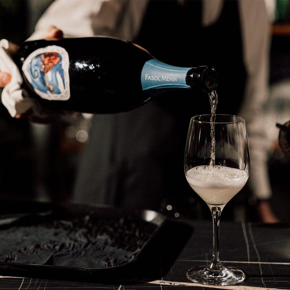 Vino versato in un bicchiere