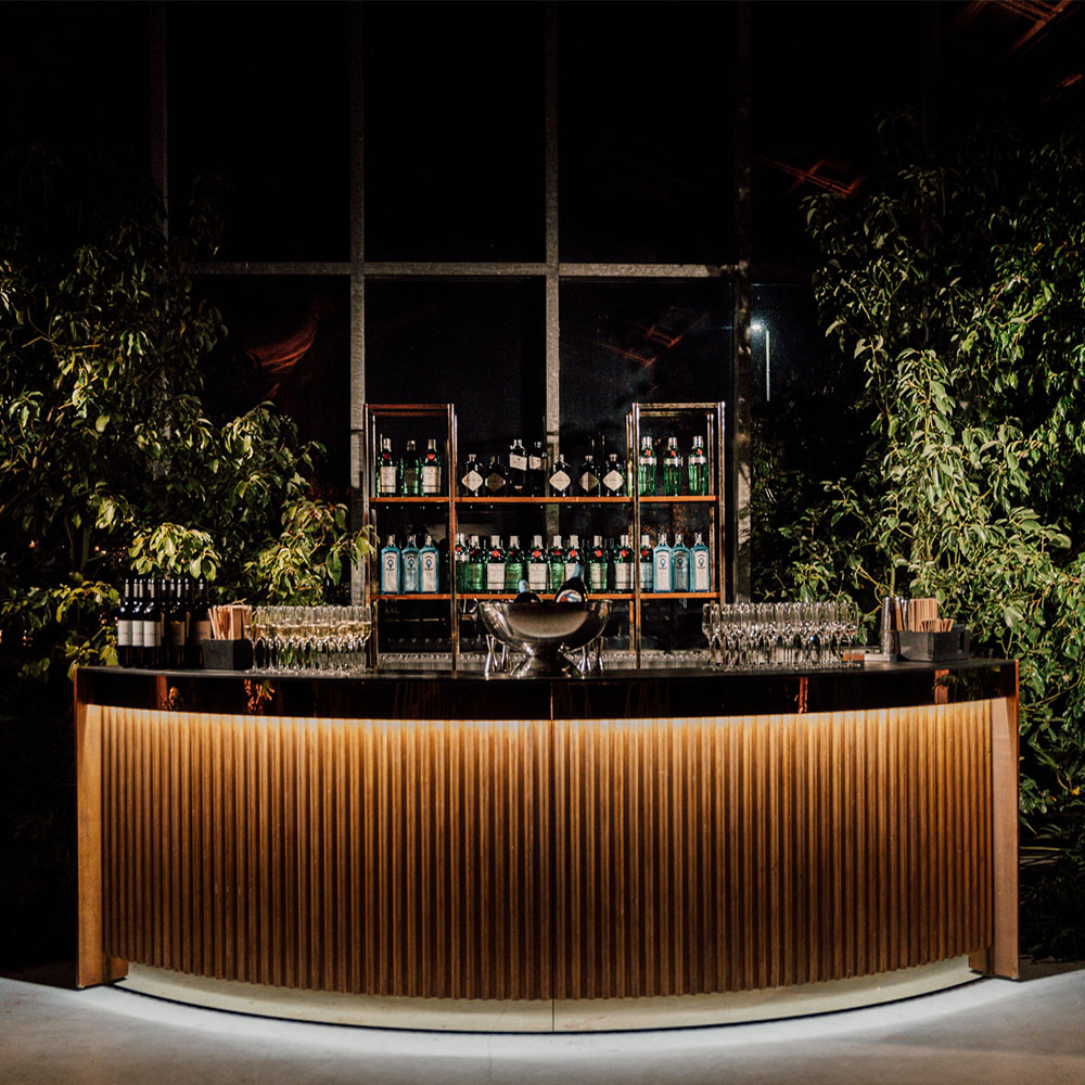 Bancone bar con bottigliera alle spalle