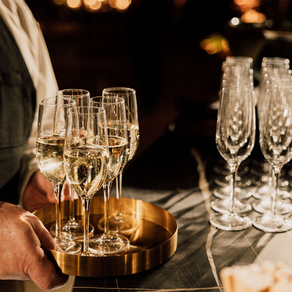 Calici di vino su un vassoio oro