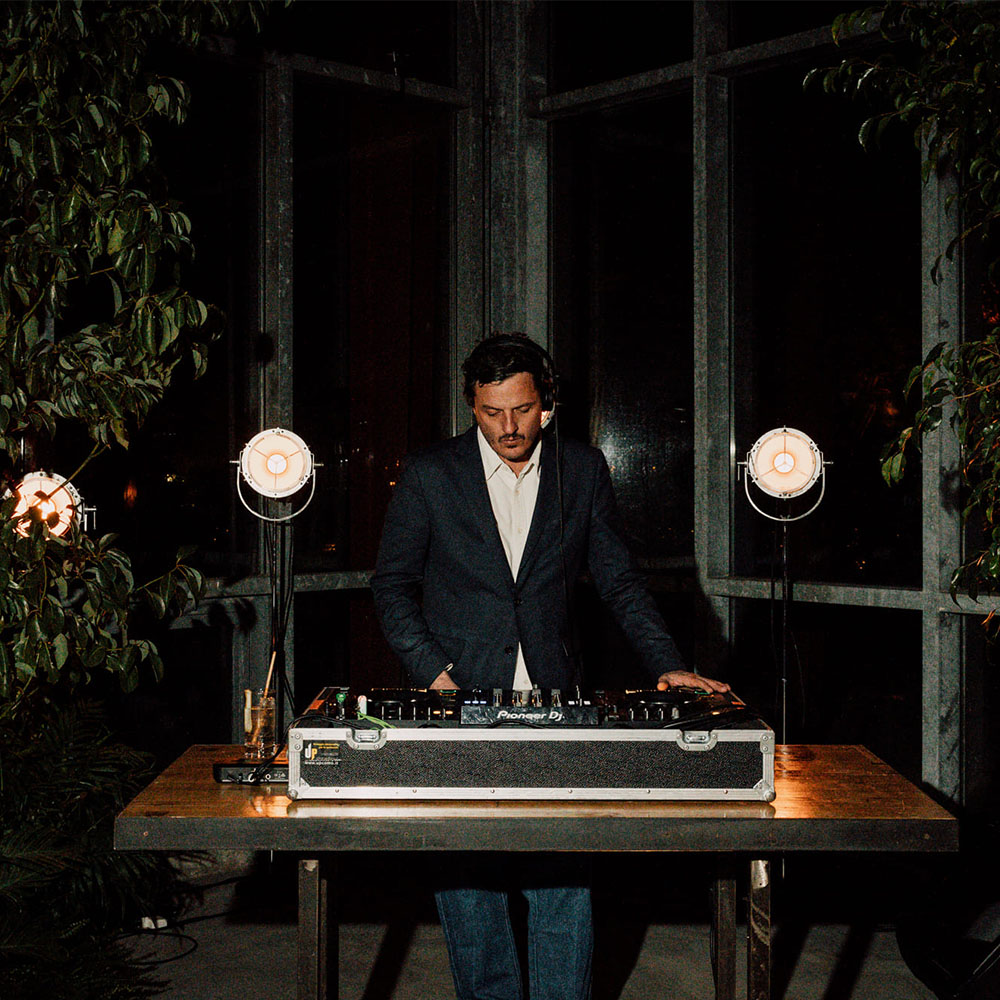 Dj alla console con luci dietro
