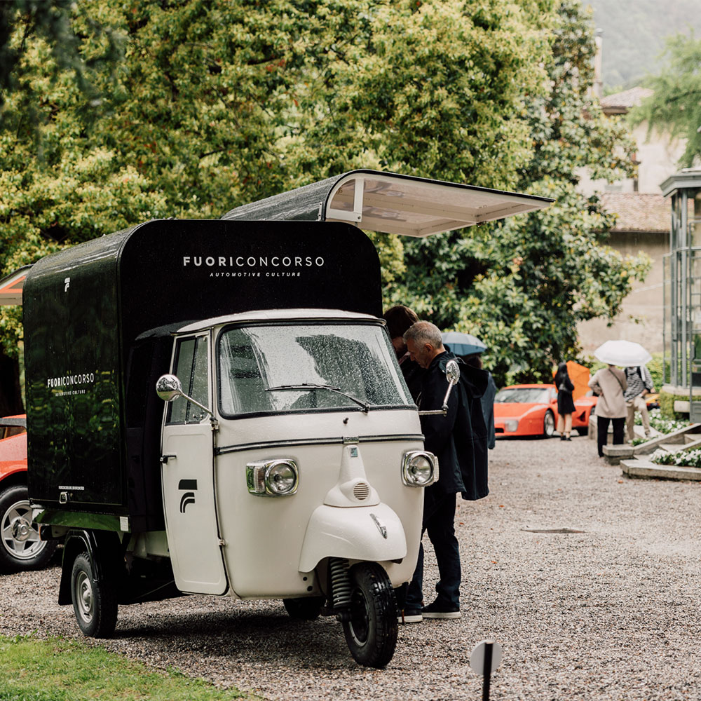 Cameriere accanto al pizza truck