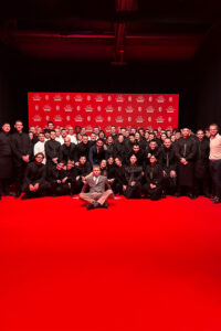 Gruppo Spuma Staff in posa davanti al panel del Milan