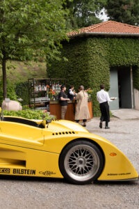 Macchina di lusso davanti ai banconi bar