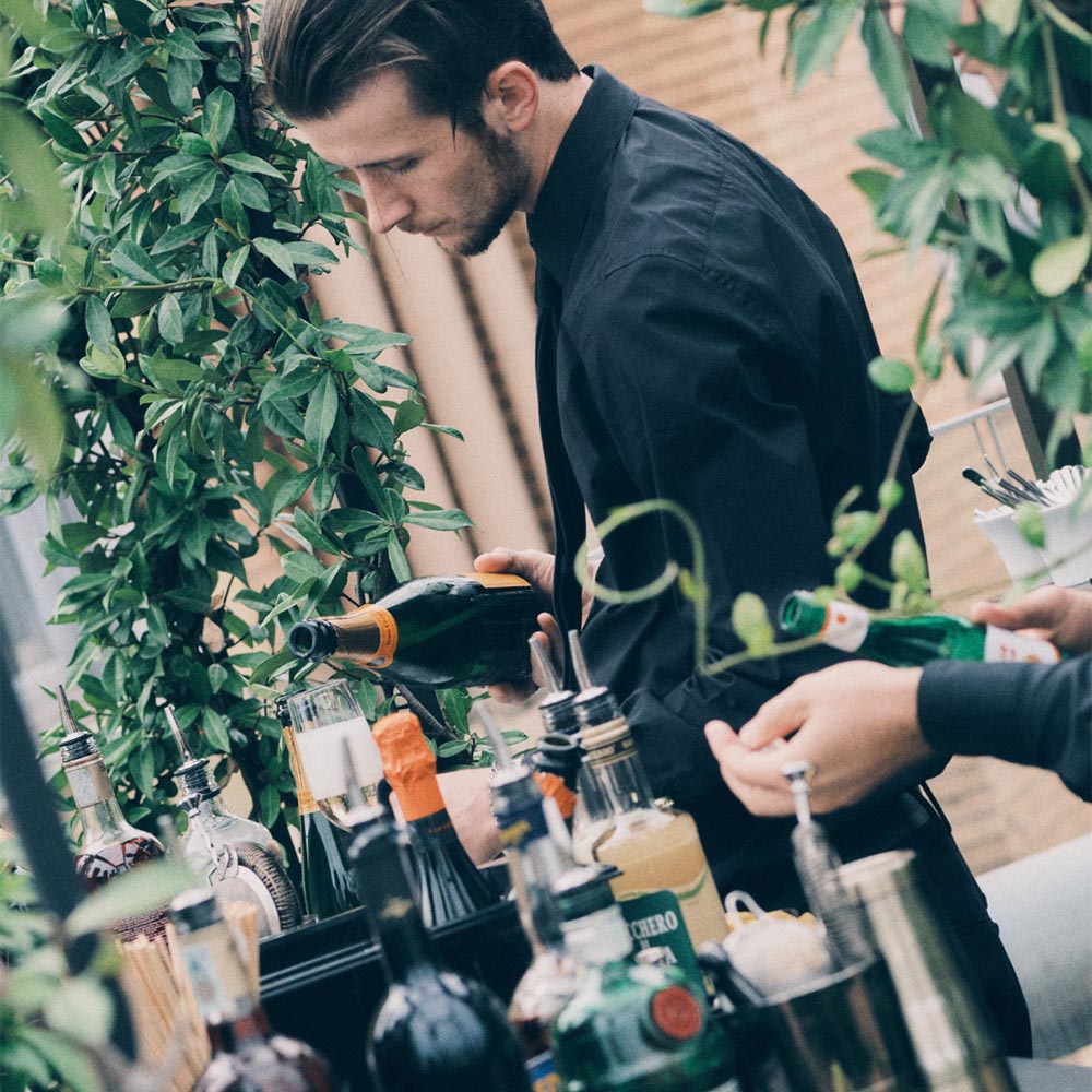 Barman che versa il vino