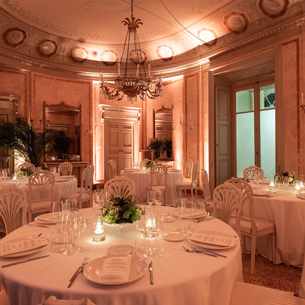 Tavoli preparati per la cena