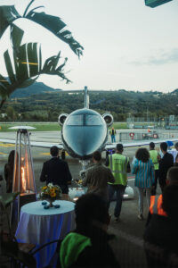 Gruppo Spuma Atmosfera dell'evento con ospiti e jet