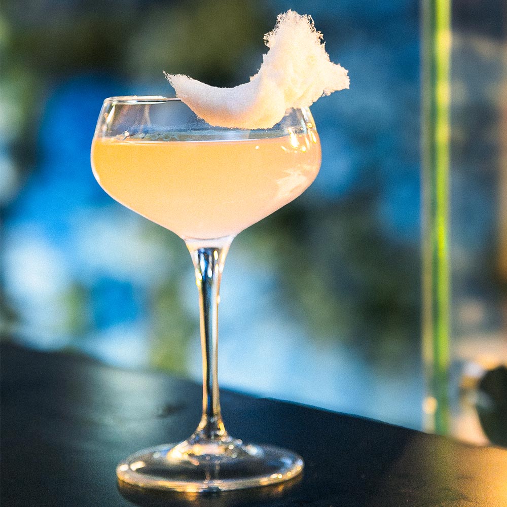 Signature cocktail con nuvola di zucchero filato