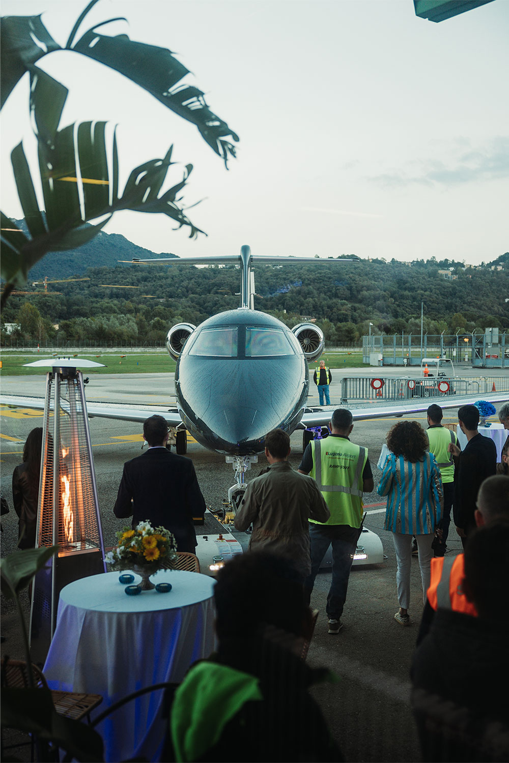 Atmosfera dell'evento con ospiti e jet
