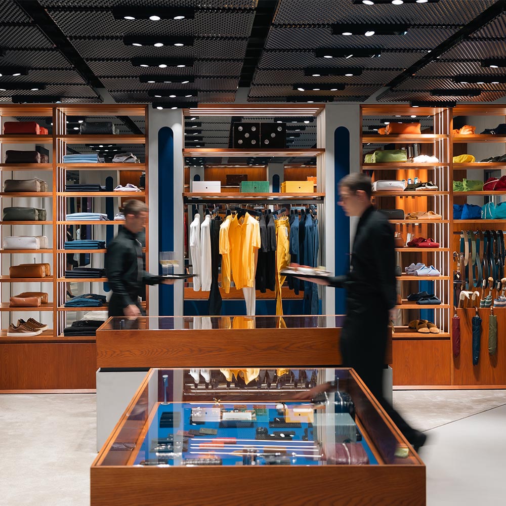 Camerieri all'interno della boutique