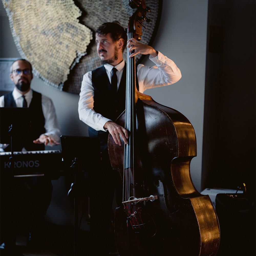 Musicisti che suonano un violoncello