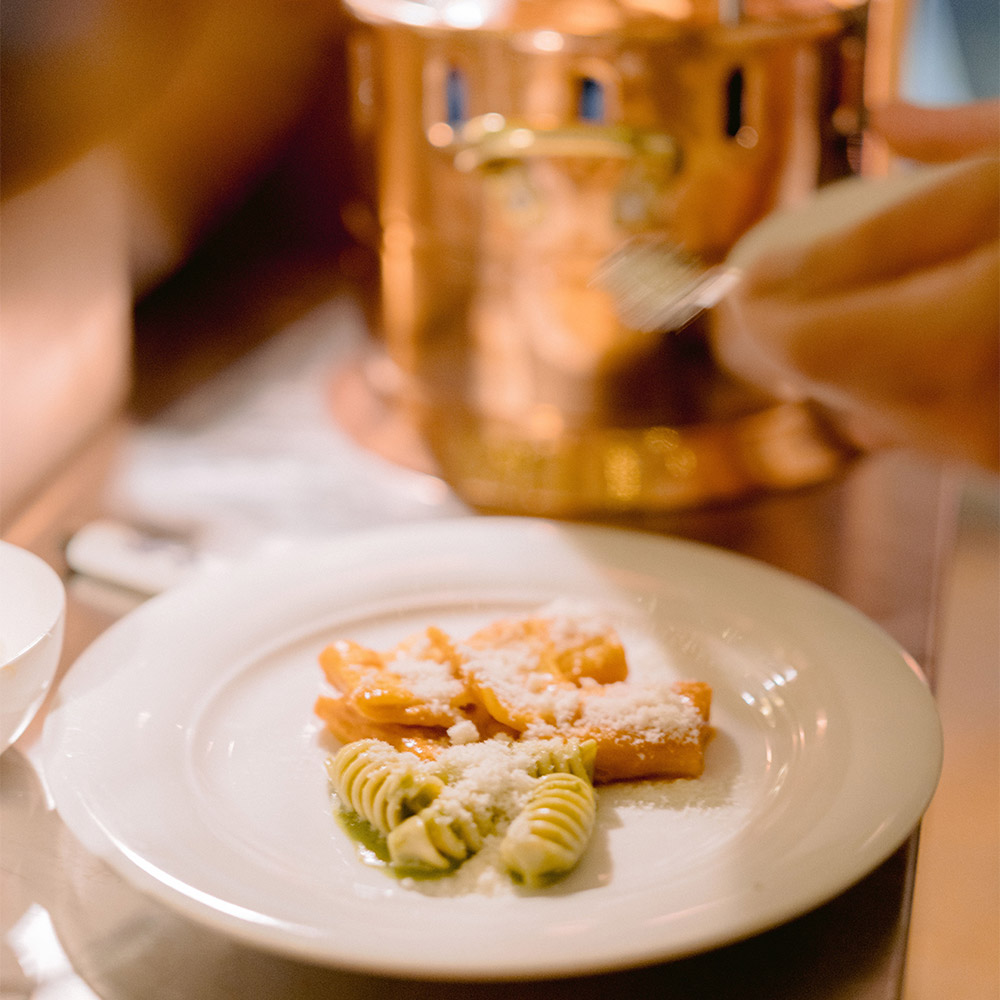 Pasta al pesto e ravioli nel piatto