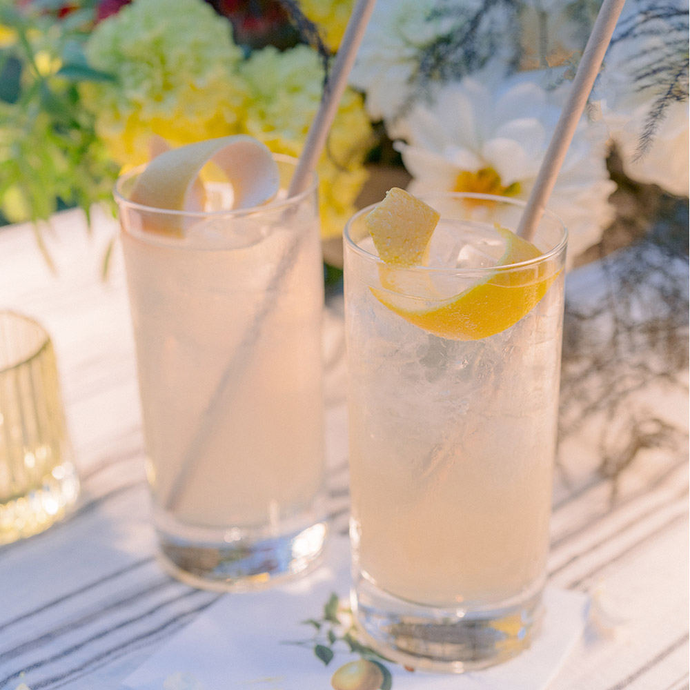 Cocktail rosa con garnish al limone