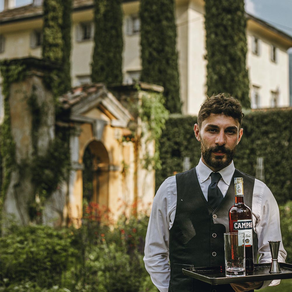 Cameriere con Campari sul vassoio