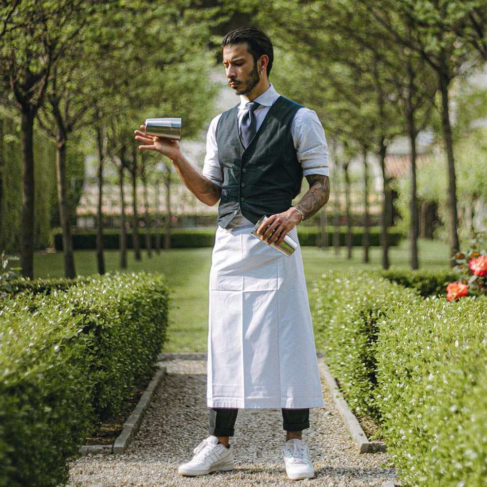 Barman che cammina con un drink in mano