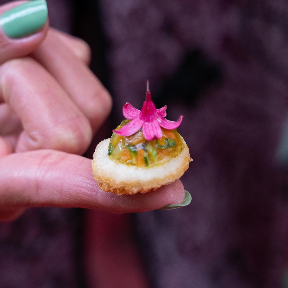 Tartelletta colorata con fiore in superficie