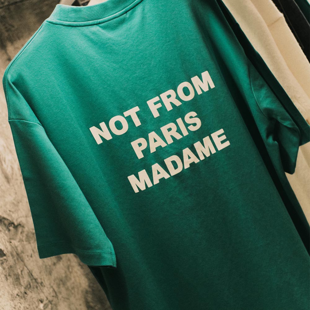 T-shirt verde con scritta Not From Paris Madame