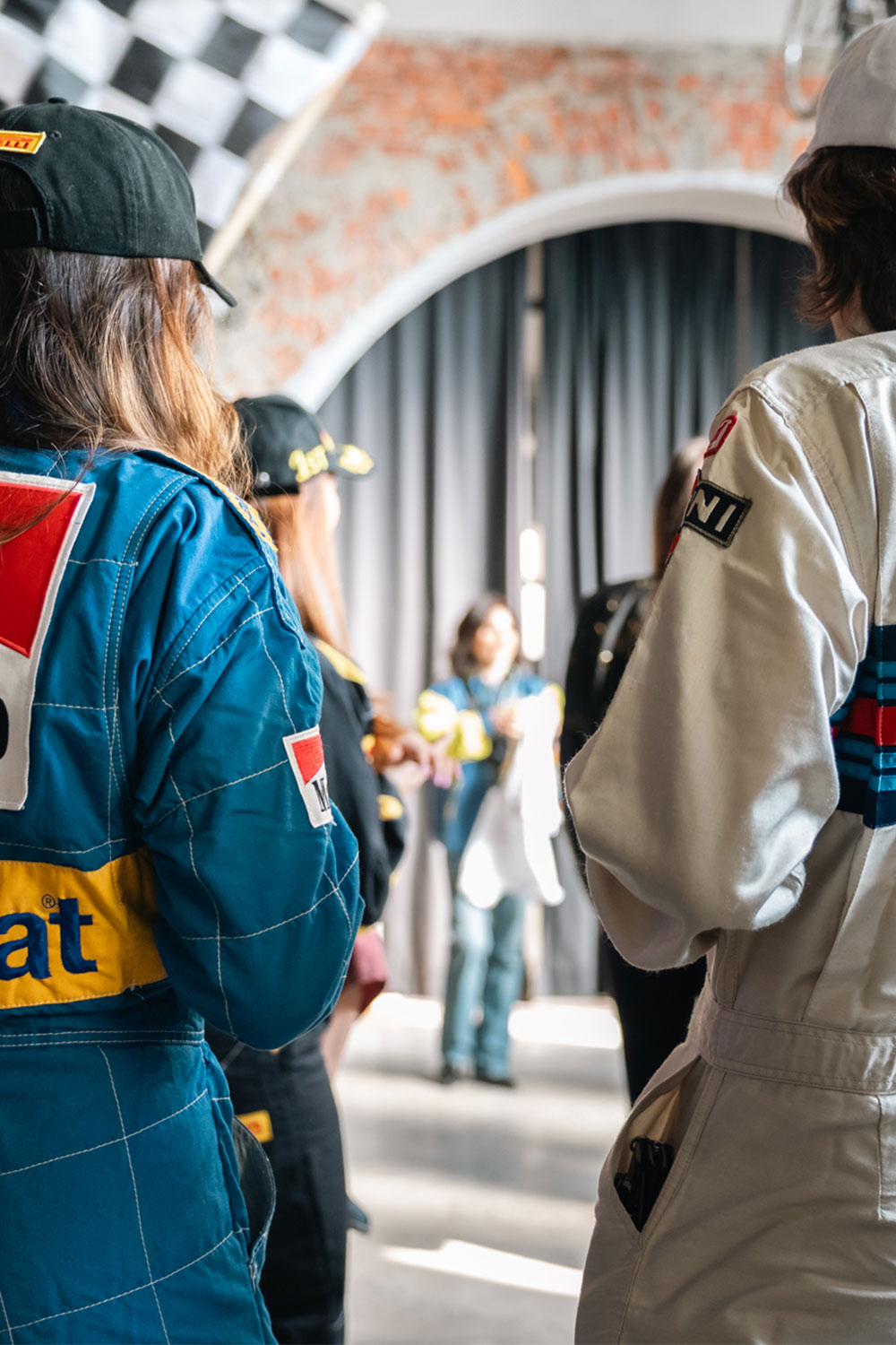 Ospiti vestiti da meccanici di Formula Uno