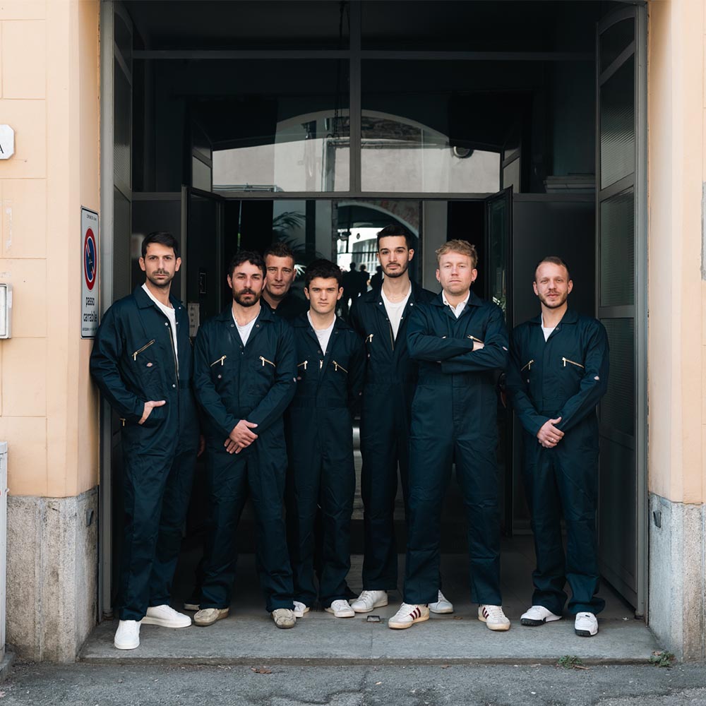 Team in posa con outfit personalizzato