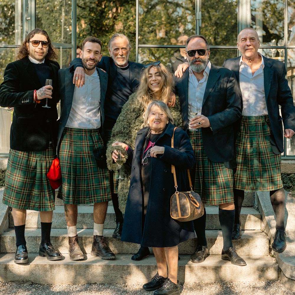Invitati alla festa in posa davanti alla serra