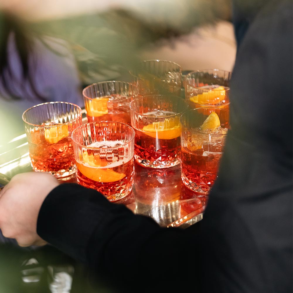 Cocktails con arancia su un vassoio