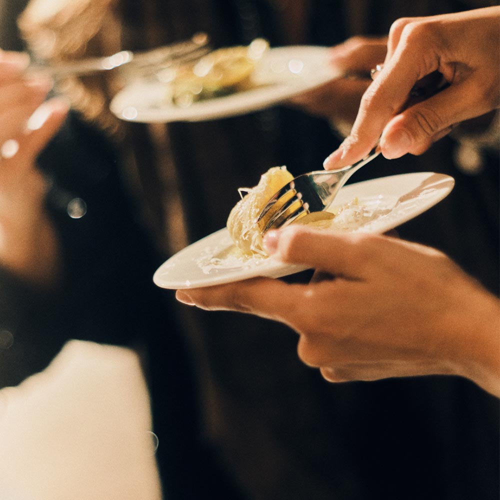 Ospita che taglia un raviolo