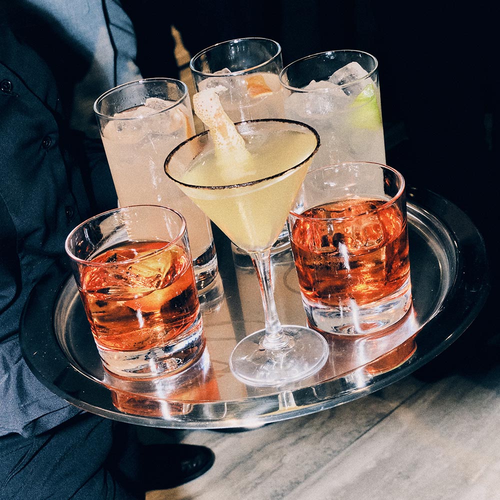 Vassoio con cocktails
