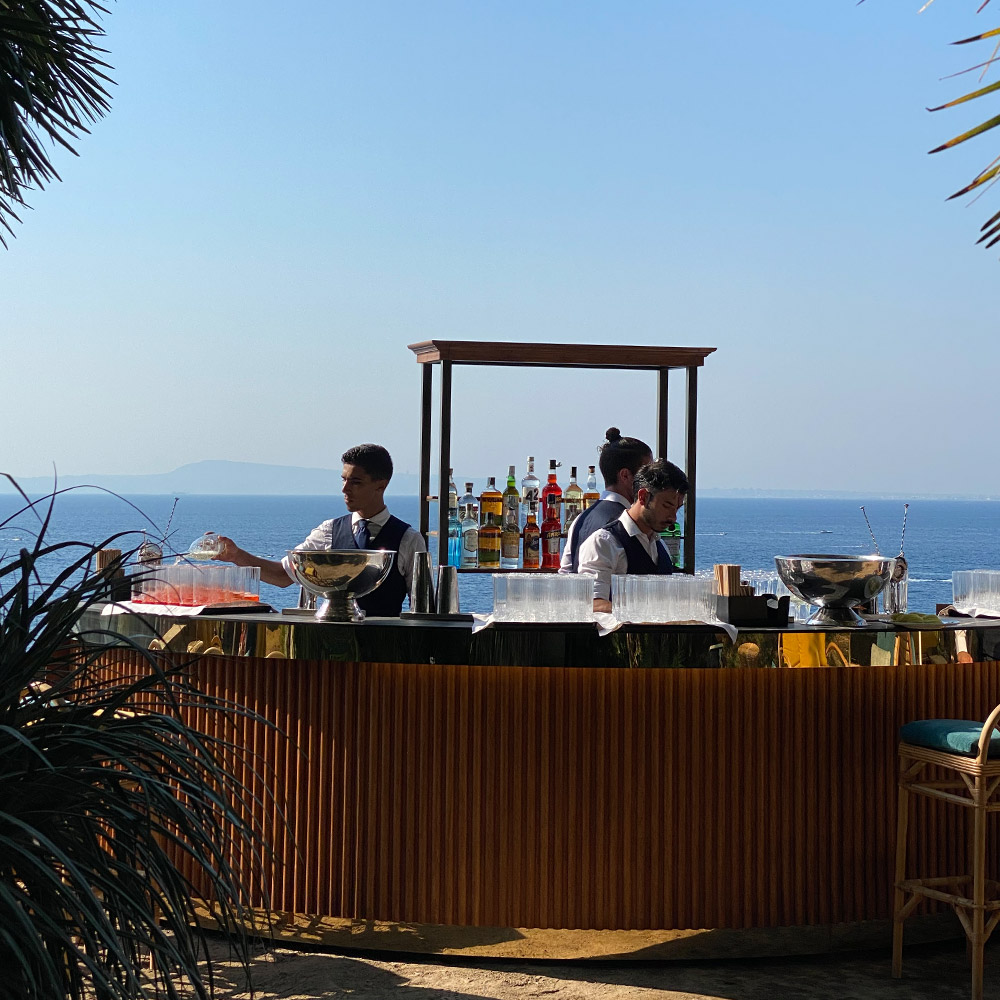 Camerieri al bancone bar vista lago