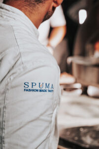 Gruppo Spuma Scritta Spuma sulla manica della giacca da chef