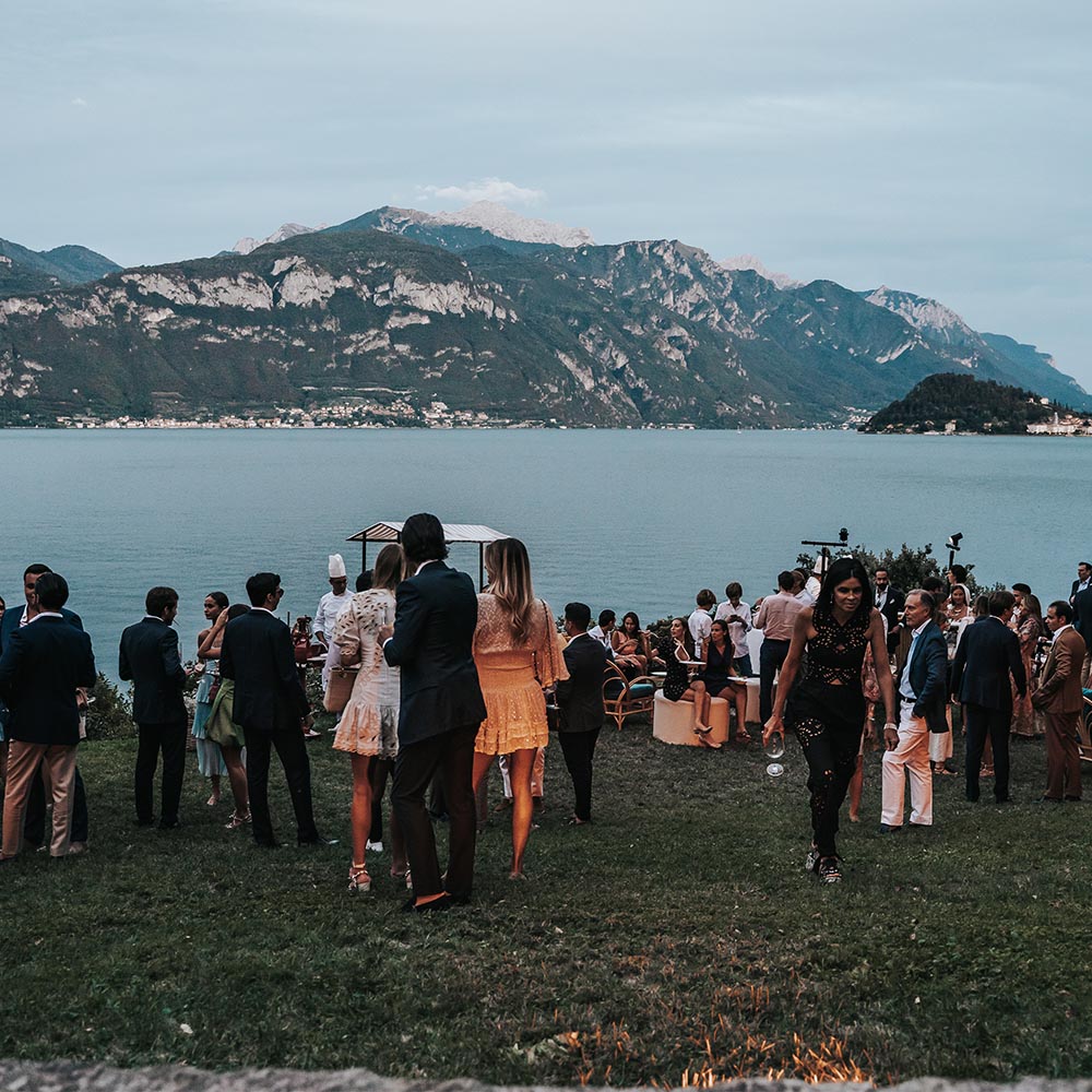 Persone in piedi sul prato a bordo lago