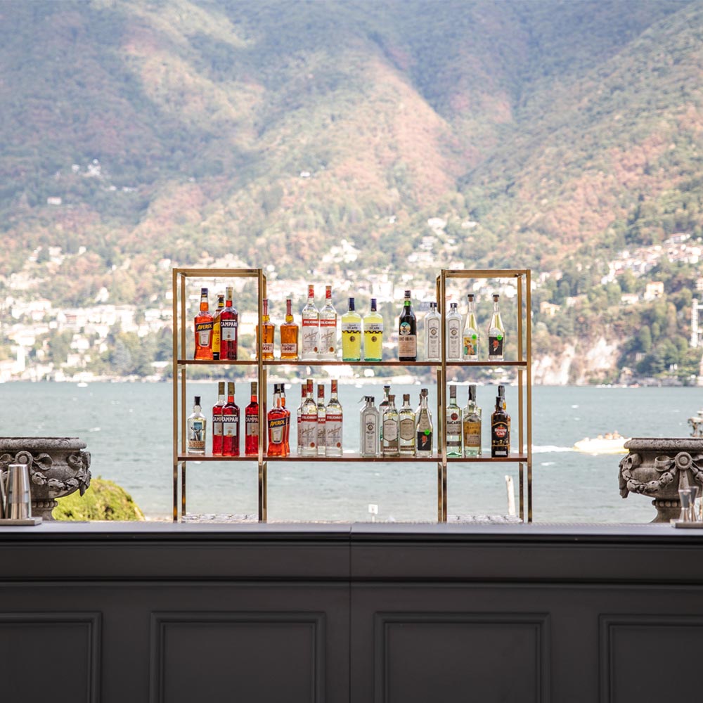 Bancone bar e bottigliera di fronte al lago
