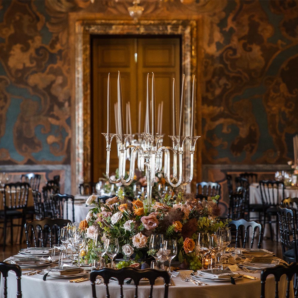 Tavola apparecchiata con centro tavola di fiori e candele