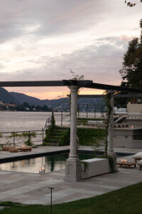 Gruppo Spuma Piscina vista lago al tramonto