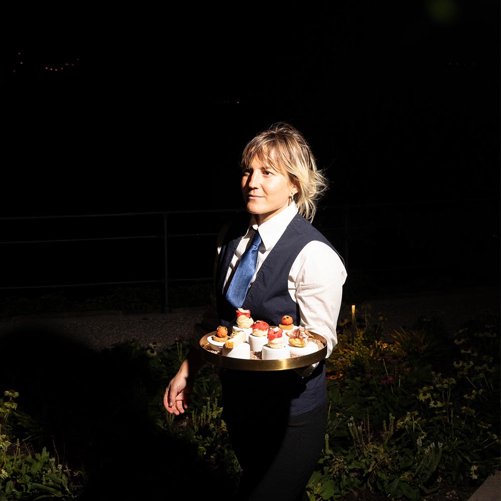 Cameriera con finger food su un vassoio