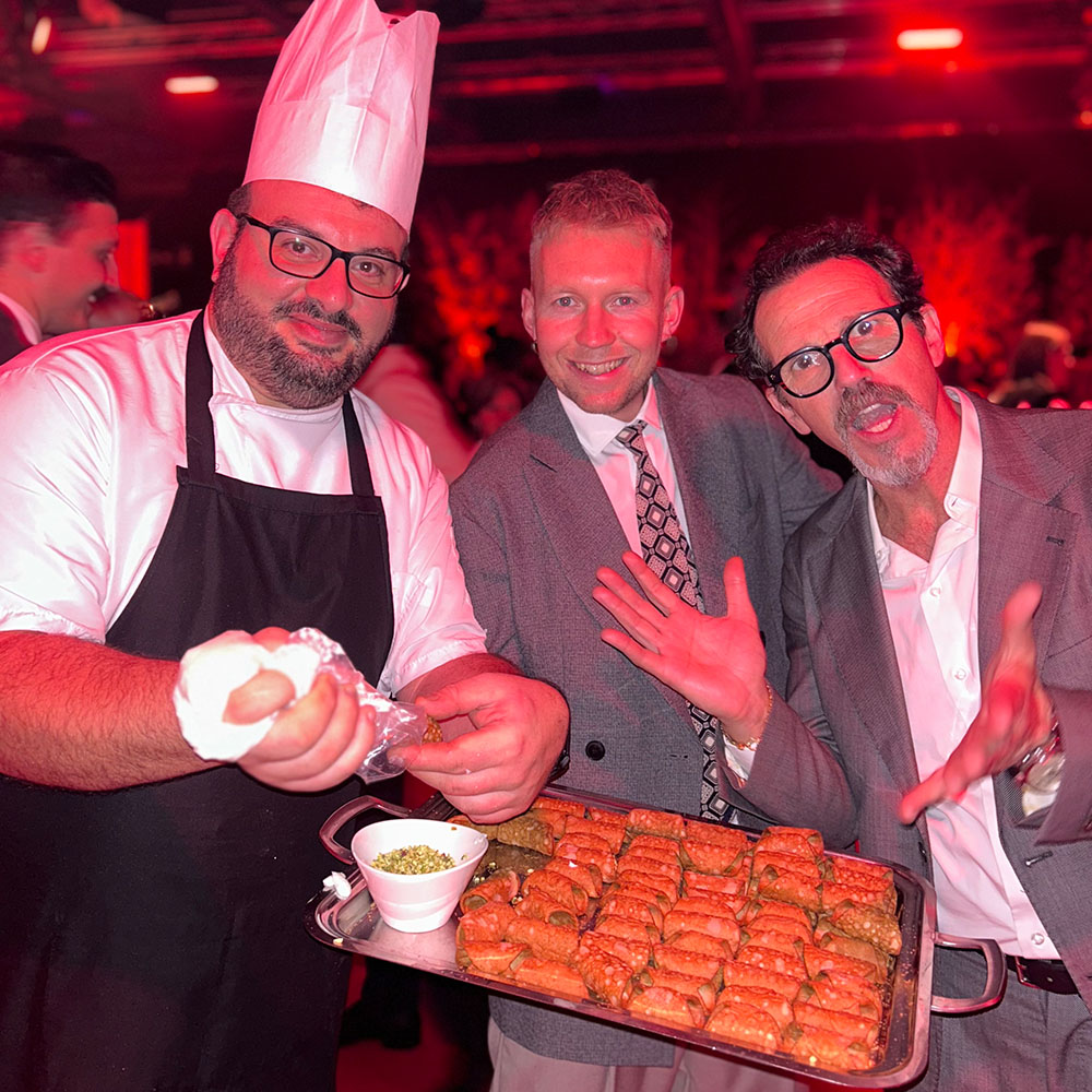 Chef che riempie i cannoncini al momento