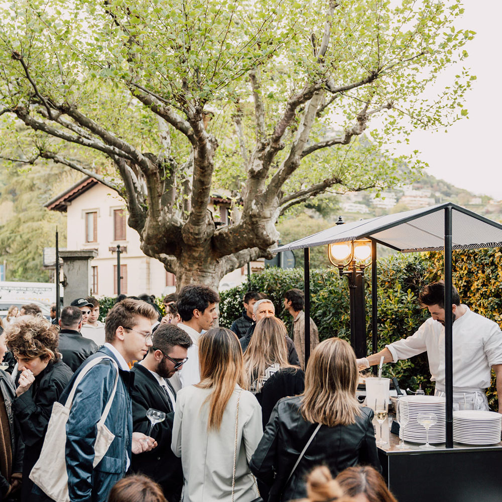 Persone in coda per prendere da mangiare