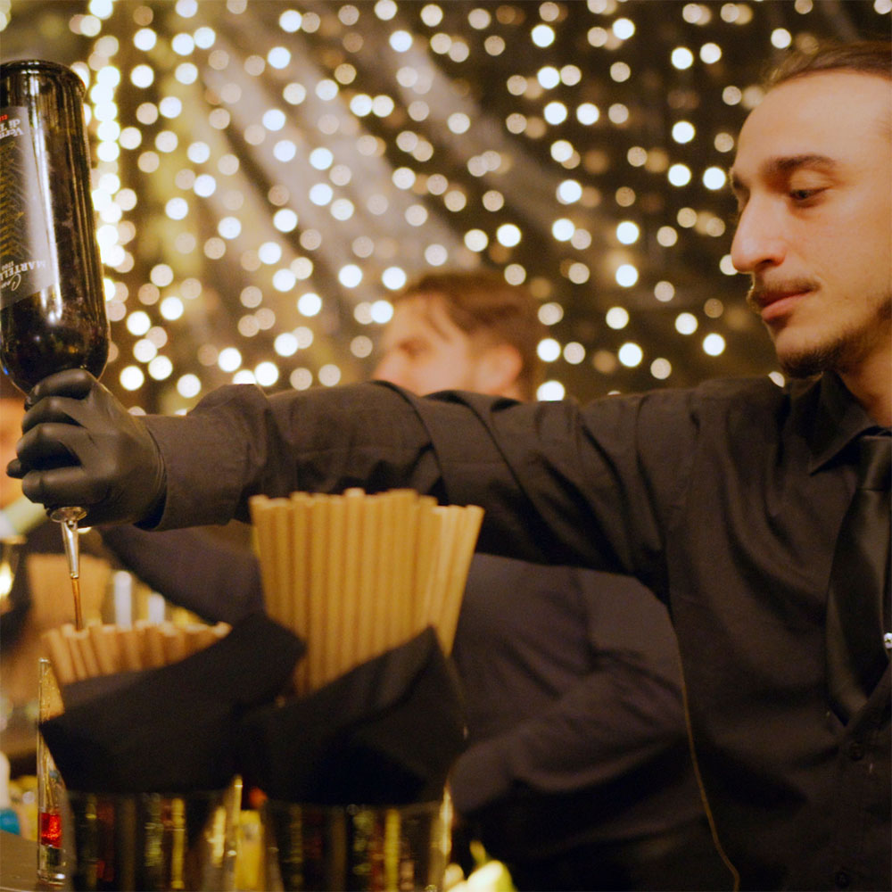 Barman che preparano i cocktail