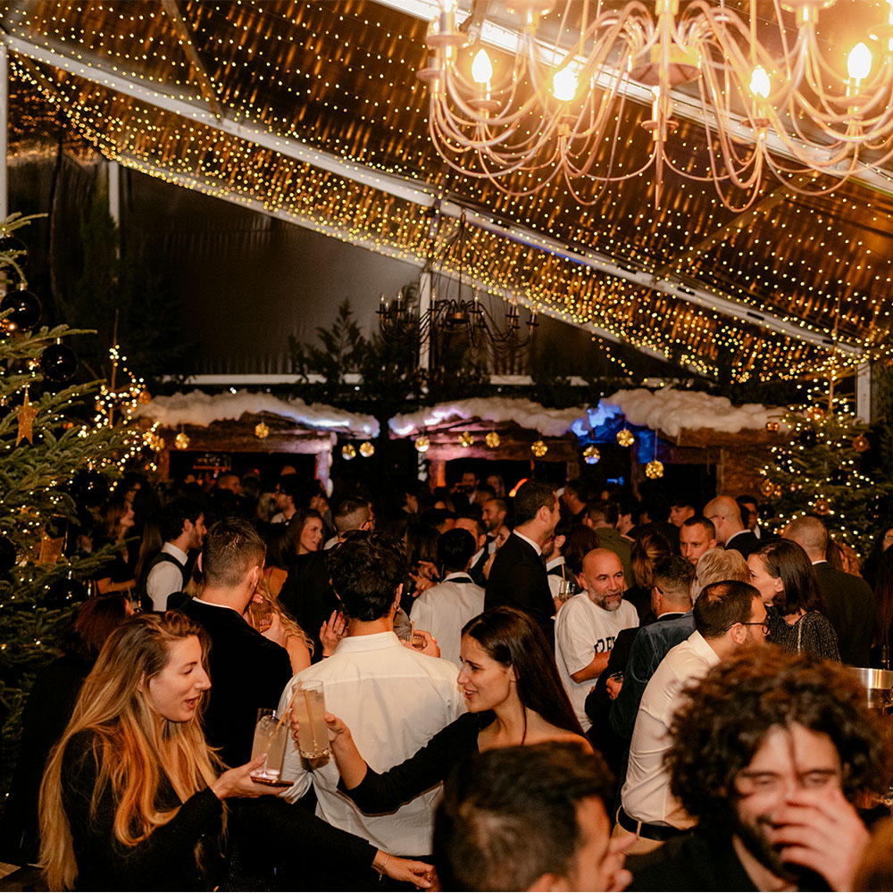 Ospiti alla festa che si divertono