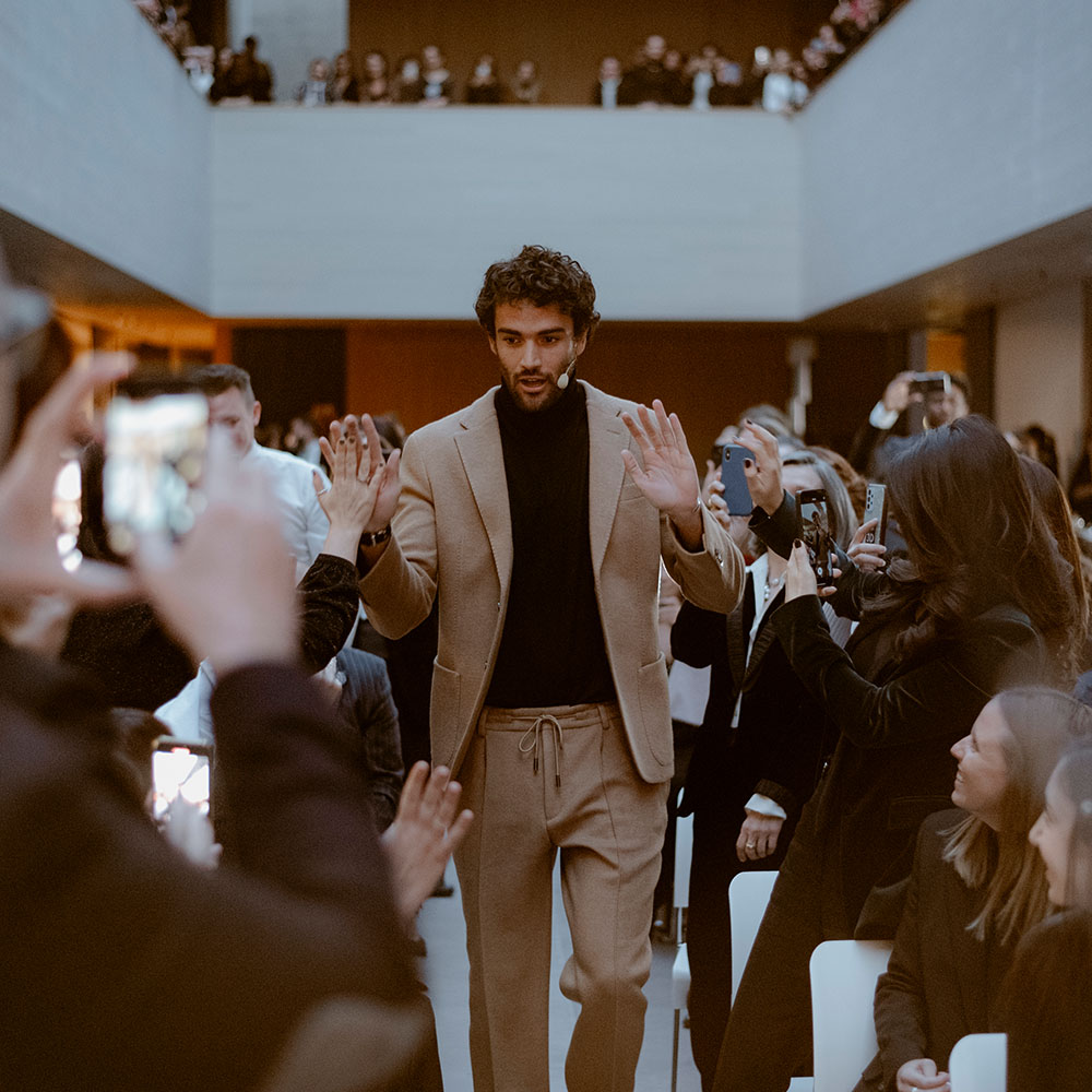 Ragazzo che sfila in mezzo alle persone