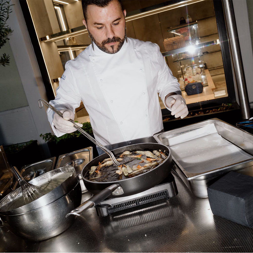 Chef che griglia la carne
