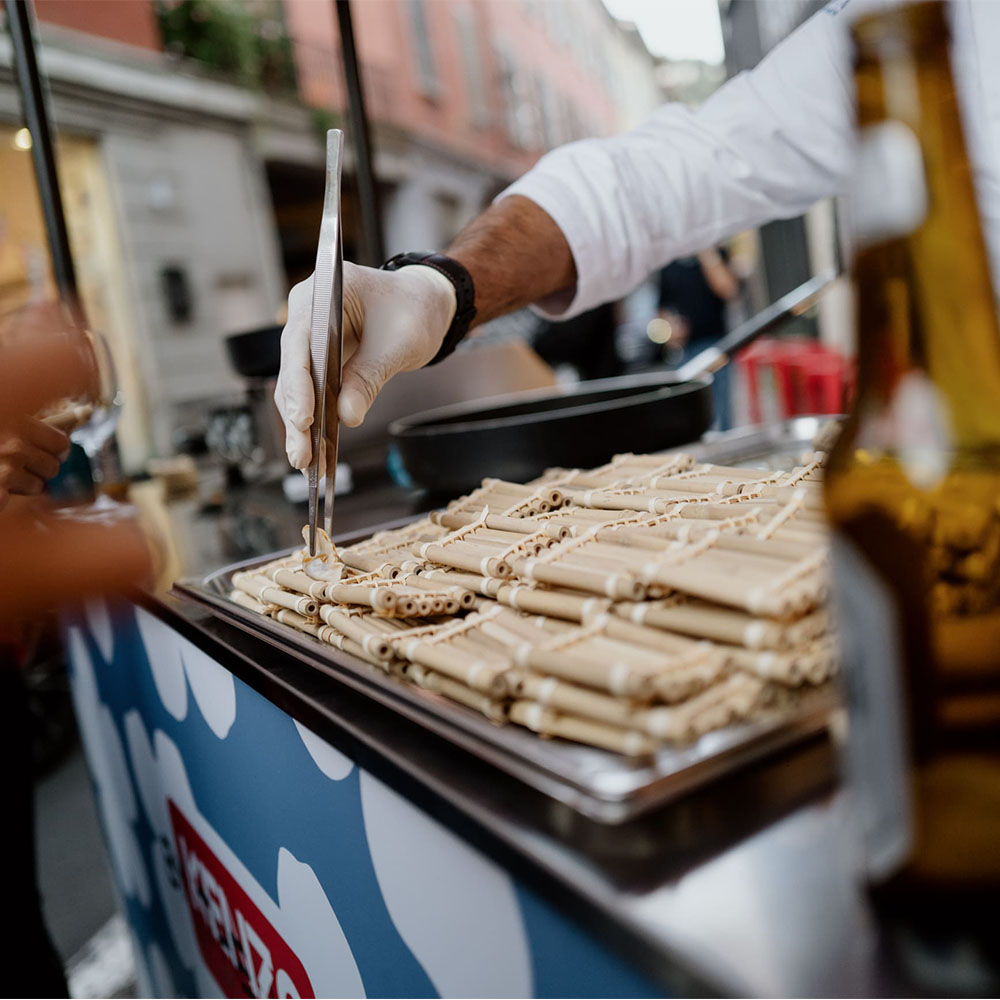 Chef che prende il waffle e lo dà ad un ospite