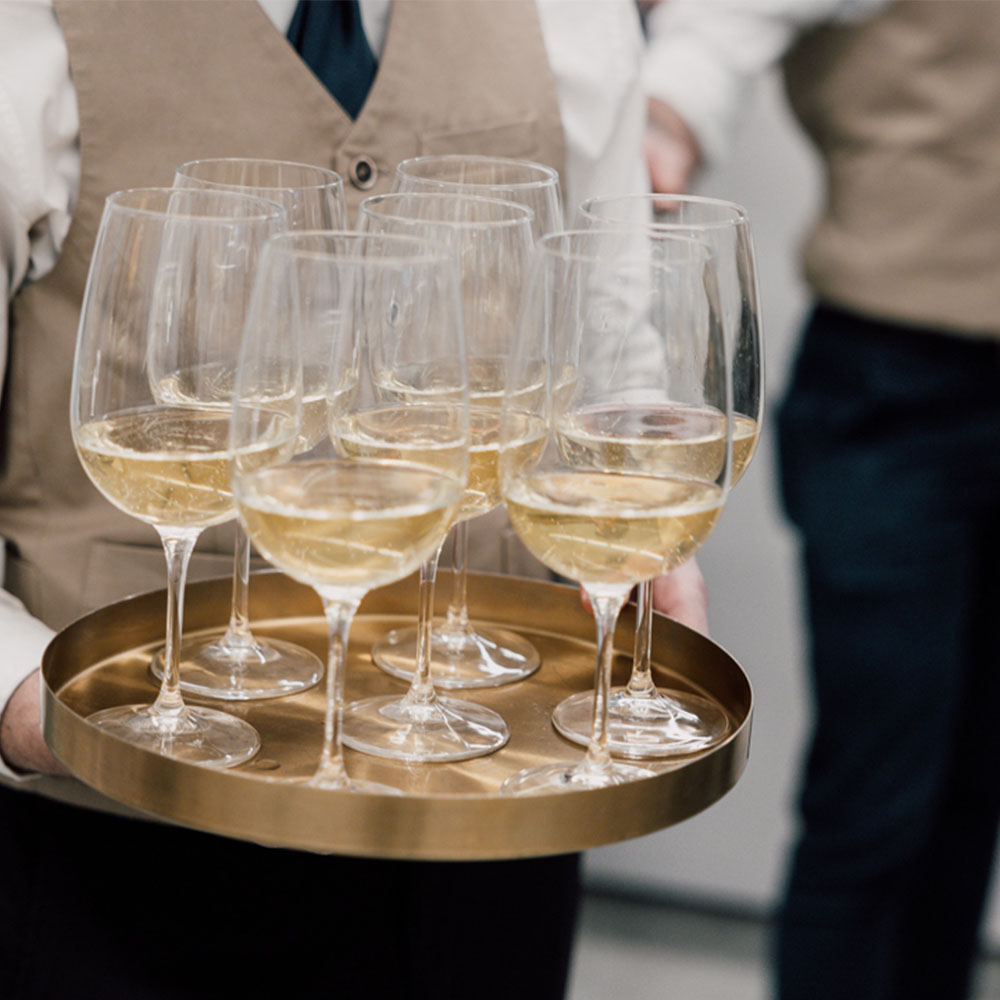 Calici di vino su un vassoio oro