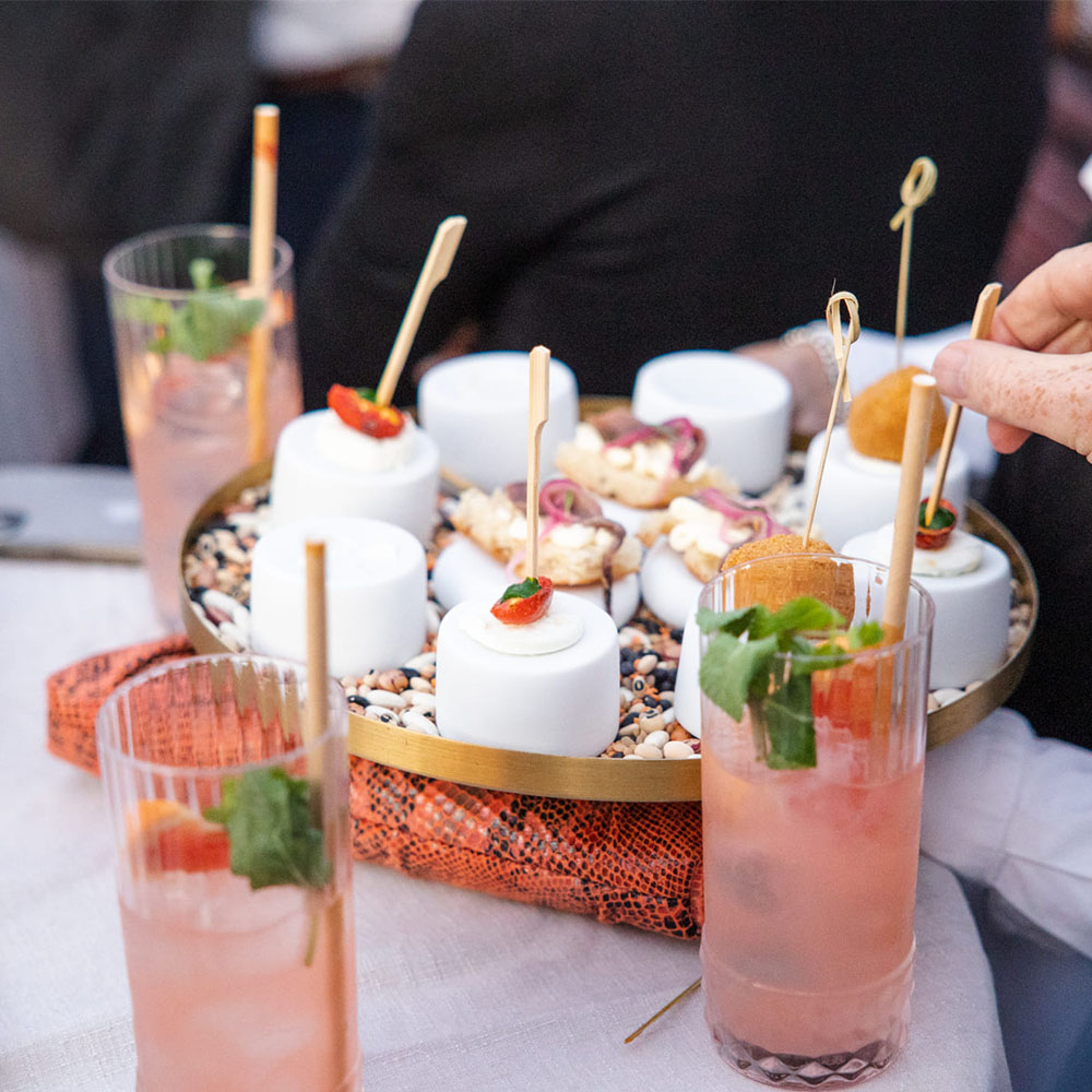 Vassoio di finger food con cocktail attorno