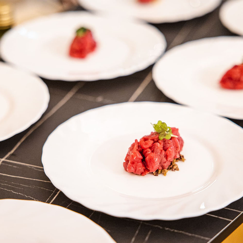 Tartare che viene impiattata