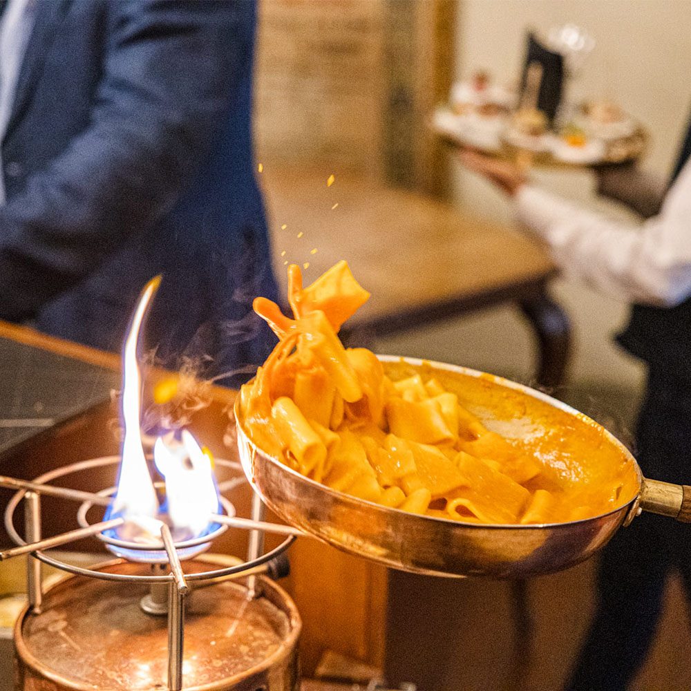 Pasta in padella sul fuoco